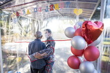 Túnel do Abraço: a solução para o reencontro entre idosos e familiares durante a pandemia no Brasil