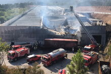 Incêndio em fábrica de Santo Tirso dominado durante a madrugada