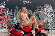 Anastasia Tropitsel morreu num despiste de mota quando tentava tirar uma 'selfie'