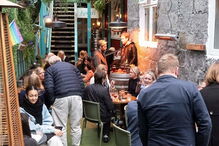 Pessoas disfrutam de uma refeição em esplanada na Islândia