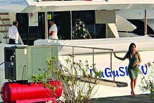 A namorada do craque também foi surpreendida pelos paparazzi durante a escapadinha romântica   