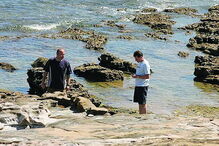 Pai de Maddie e amigo procuraram junto ao mar 