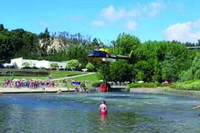 Banhista dentro de água, junto à zona onde o héli reabasteceu  