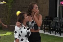 Iury recebe avião de Daniel Monteiro e fica emocionada