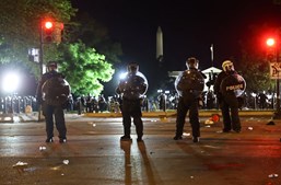 Polícia lança gás lacrimogéneo para dispersar manifestantes em frente à Casa Branca