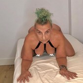 Sandra é luso-holandesa e mostra-se em poses sensuais nas redes sociais. Mulher vende votos e vídeos porno em plataforma online