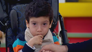 'Ainda tenho esperança de o ver andar e comunicar': Mãe de menino com 80% de incapacidade relata luta