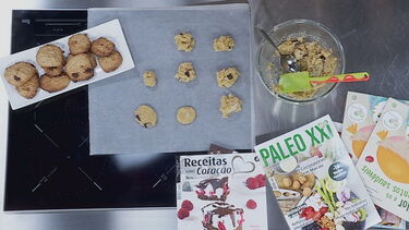 Aprenda a fazer bolachas com pepitas de chocolate paleo