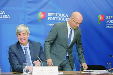 Mário Centeno e João Leão (à dir.) no Ministério das Finanças, na apresentação do Orçamento Suplementar. Centeno cedeu a palavra ao sucessor no cargo 