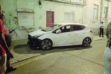 Carro com que o homicida investiu contra um grupo de jovens, fazendo uma vítima mortal 