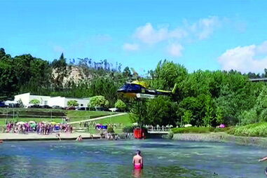Banhista dentro de água, junto à zona onde o héli reabasteceu  