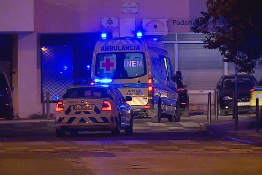 Carro consumido pelas chamas no IC17 em Lisboa