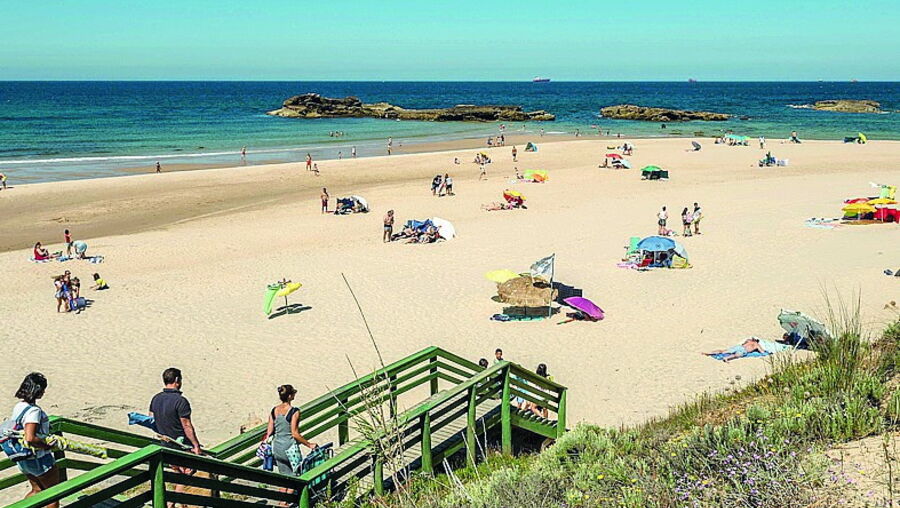 Tempo quente já levou muitos à praia, como ontem na Vieirinha, em Sines  