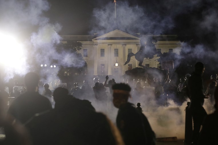 Polícia lança gás lacrimogéneo para dispersar manifestantes em frente à Casa Branca