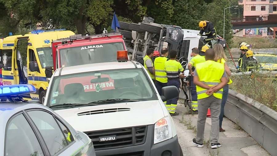 Camião betoneira tomba no acesso do IC20 para a Ponte 25 de Abril em Almada