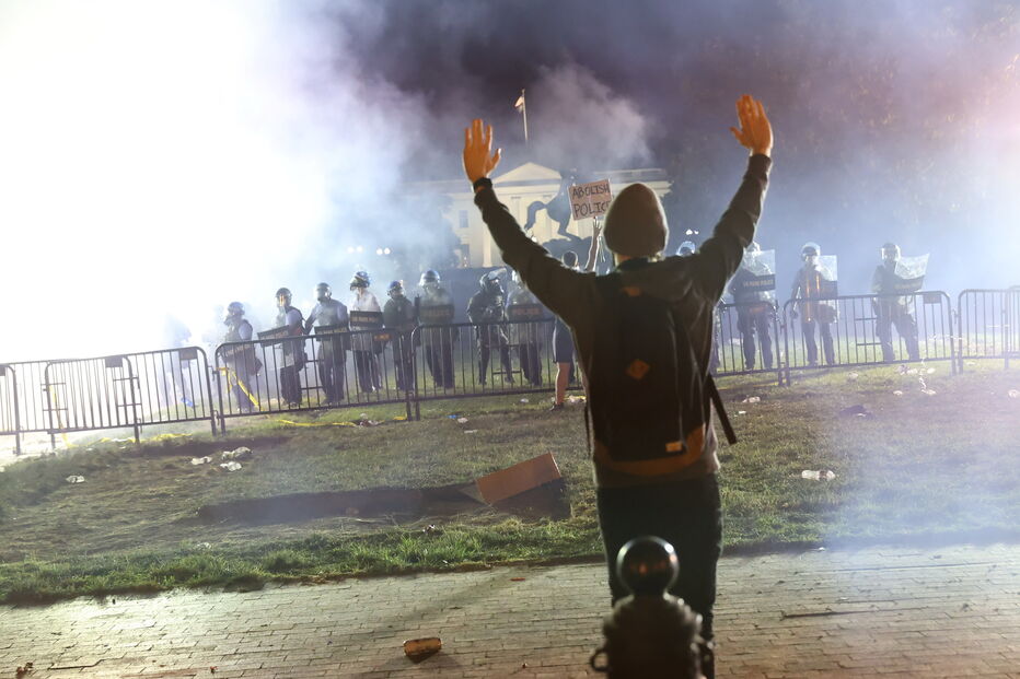 Polícia lança gás lacrimogéneo para dispersar manifestantes em frente à Casa Branca