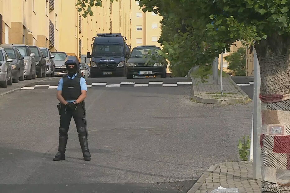 Megaoperação da PSP cerca bairro da Quinta da Fonte em Loures