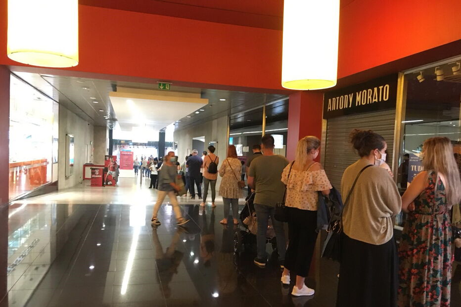 Dezenas de pessoas formam fila de perder de vista à porta da Primark em Braga. Veja as imagens