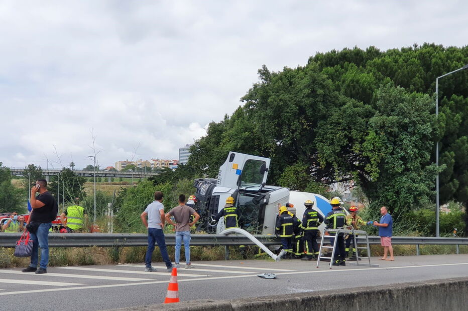 Acidente com camião betoneira no IC20
