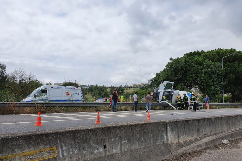 Acidente com camião betoneira no IC20