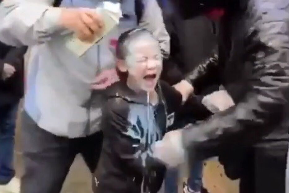 Polícia atinge criança com gás pimenta durante protesto nos Estados Unidos