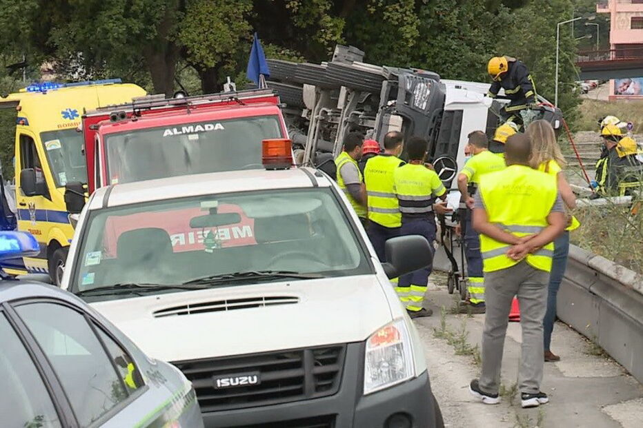 Camião betoneira tomba no acesso do IC20 para a Ponte 25 de Abril em Almada