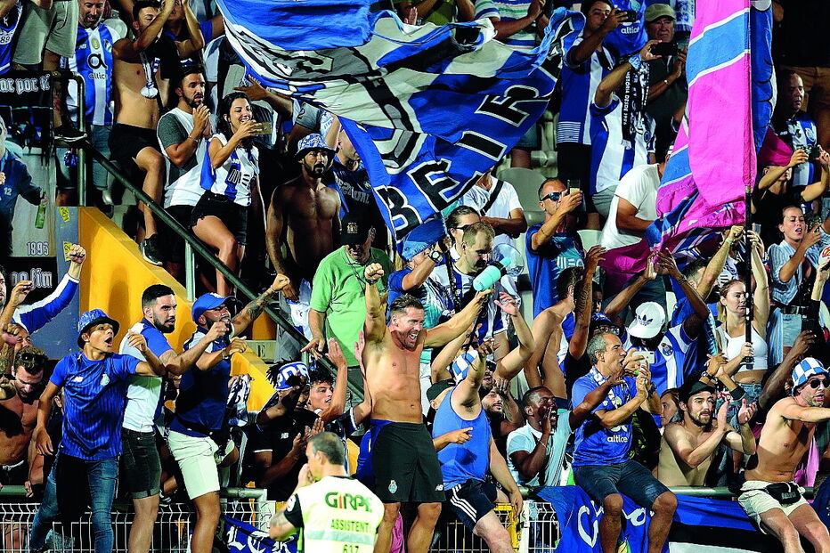 Claque dos Super Dragões quer que a equipa sinta apoio antes e durante os jogos