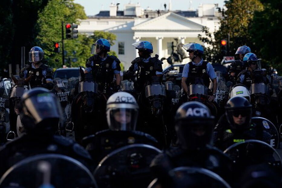 Protestos pela morte de George Floyd cercam Casa Branca nos EUA