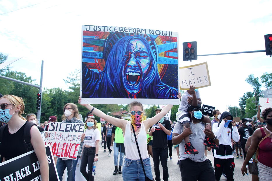 Quatro polícias atingidos a tiro durante protestos nos EUA
