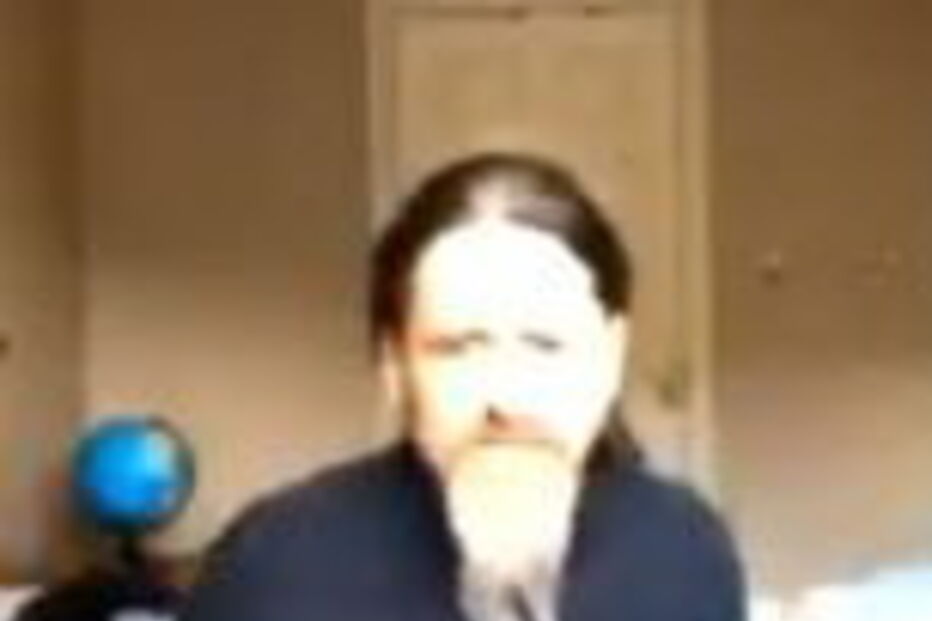 Eurodeputado sem calças durante reunião com Parlamento