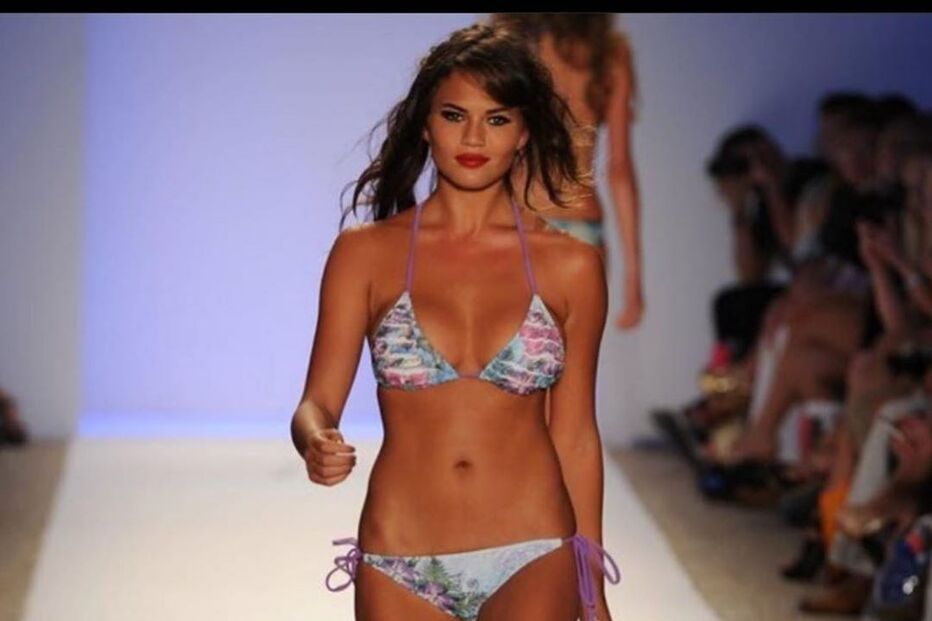 Chrissy Teigen antes de remover o silicone no peito