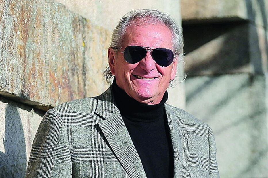 Manuel José tem 74 anos e é treinador de futebol