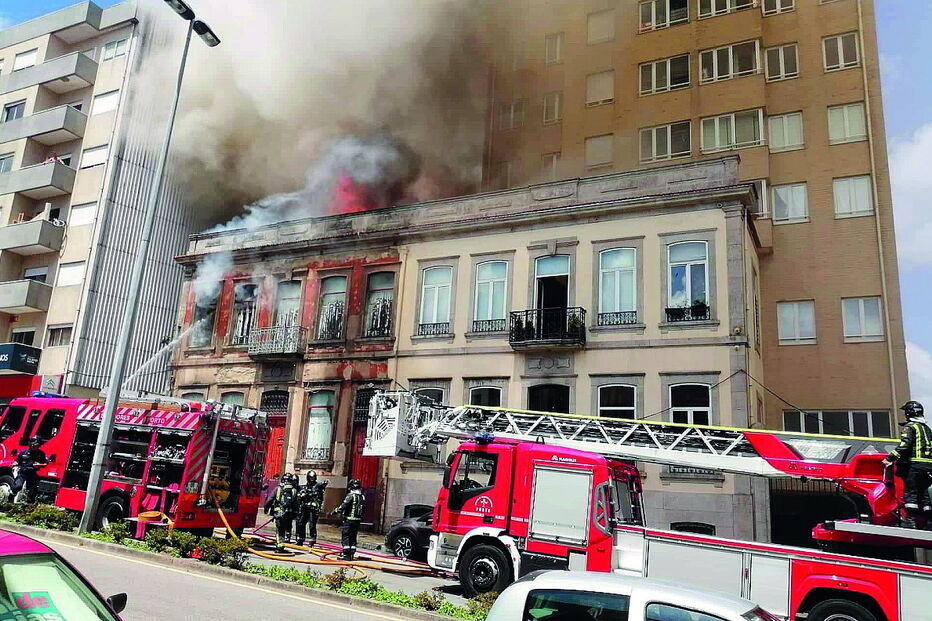 Incêndio na rua Pinto Bessa, Porto, deixou casal desalojado 
