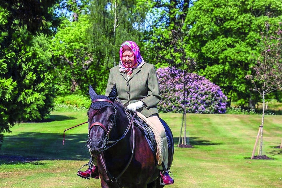 Isabel II pára isolamento e dá passeio