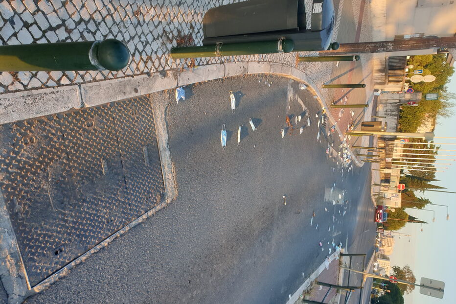 Máscaras no chão em frente ao hospital