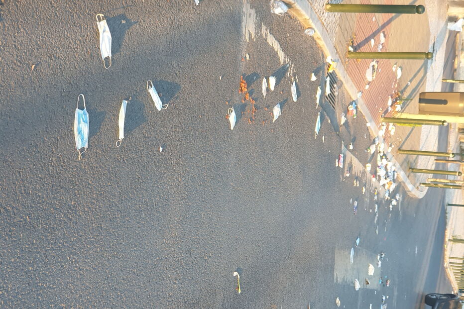 Máscaras no chão em frente ao hospital