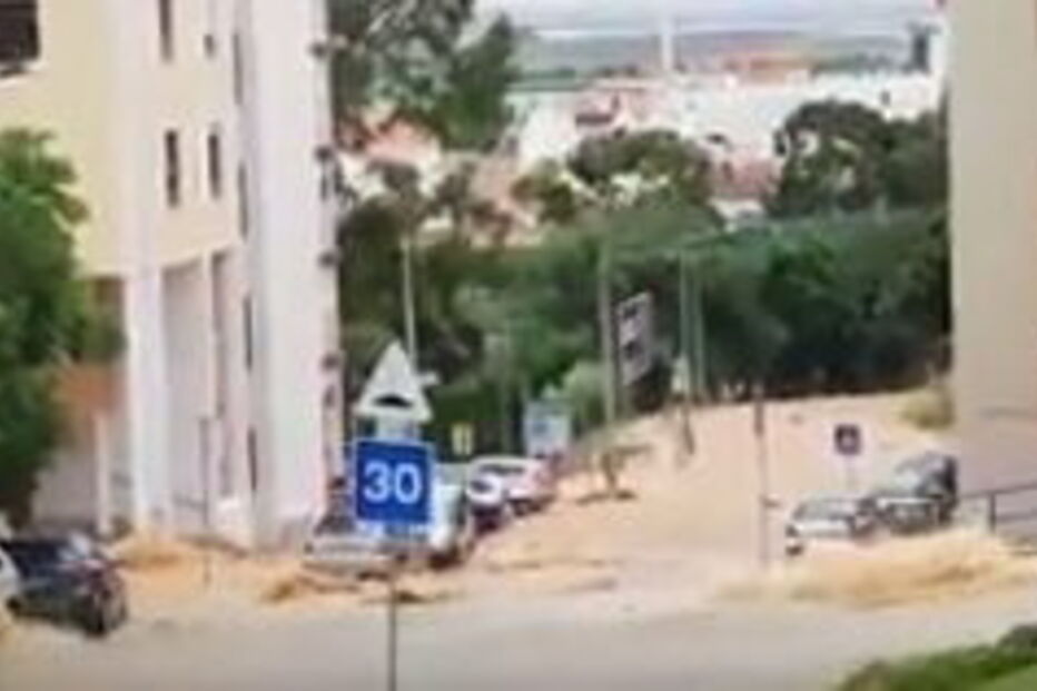 Conduta rebenta e deixa ruas de Vila Francade Xira cheia de lama. Veja as imagens		