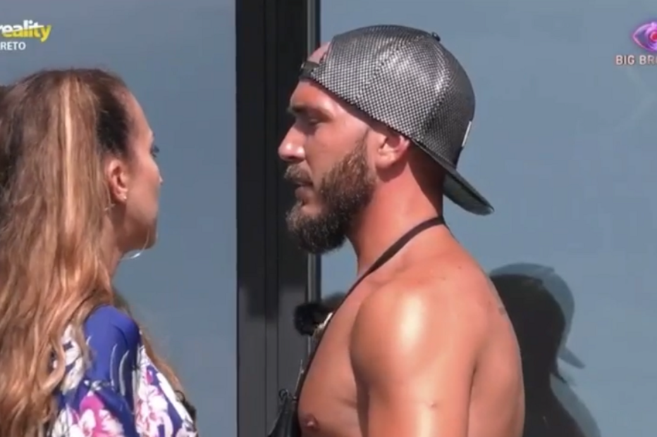 Iury recebe avião com alerta da mãe e fica destroçada