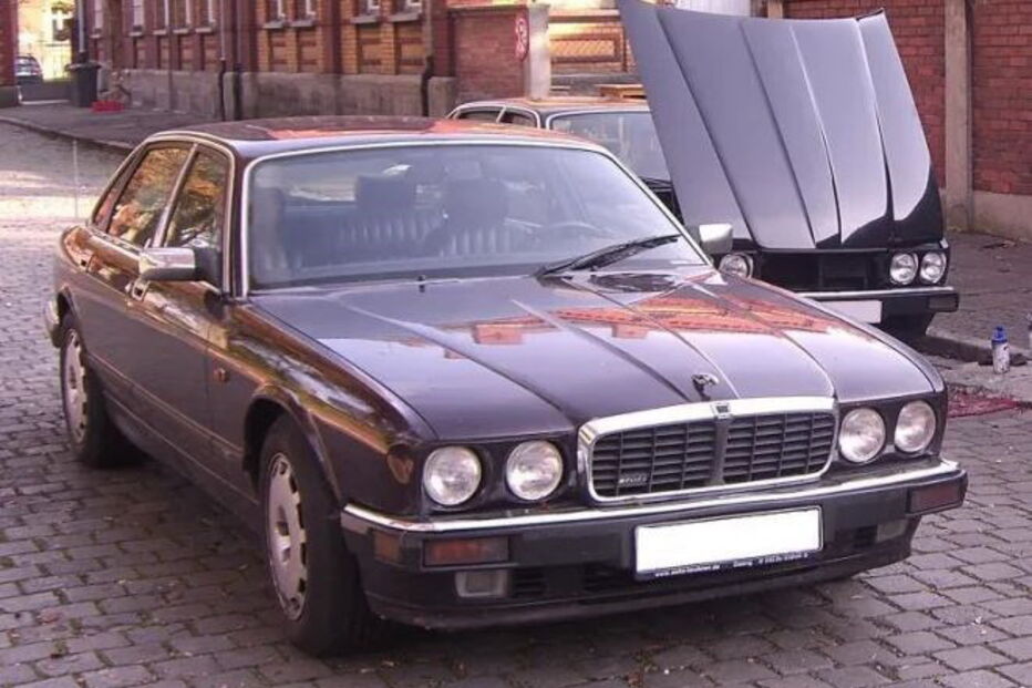 Carrinha e Jaguar de homem alemão, suspeito de envolvimento no desaparecimento de Madeleine McCann