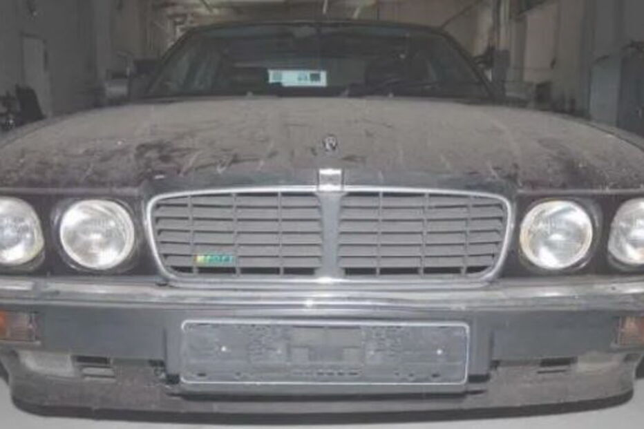 Carrinha e Jaguar de homem alemão, suspeito de envolvimento no desaparecimento de Madeleine McCann