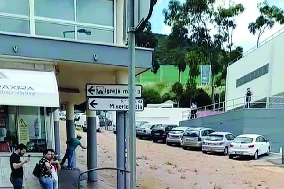 Lama inunda ruas e arrasta carros em Vila Franca de Xira 