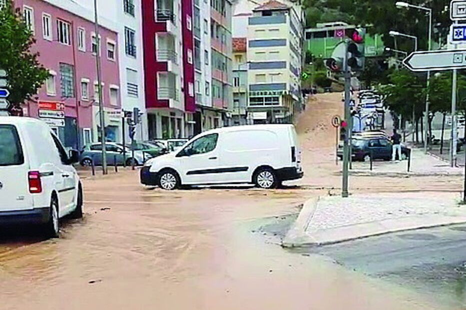 Lama inunda ruas e arrasta carros em Vila Franca de Xira 