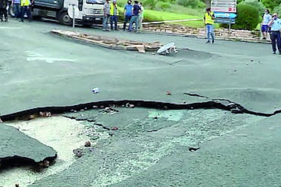 Lama inunda ruas e arrasta carros em Vila Franca de Xira 
