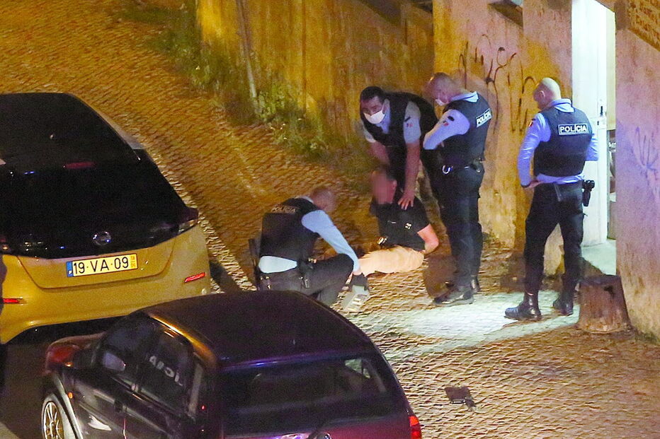 Detenção e arma no chão 