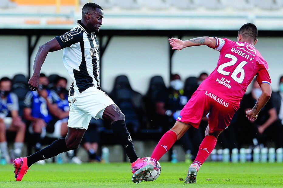 Jackson Martínez (Portimonense) tenta passar por Rúben Fernandes (Gil Vicente) durante o jogo