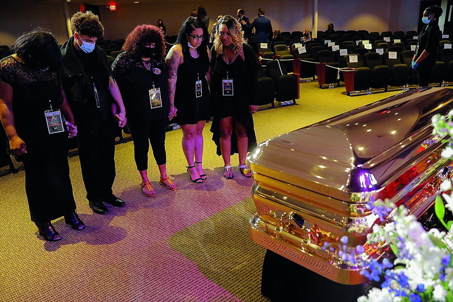 Familiares e amigos junto ao caixão de George Floyd durante o velório realizado em Minneapolis 