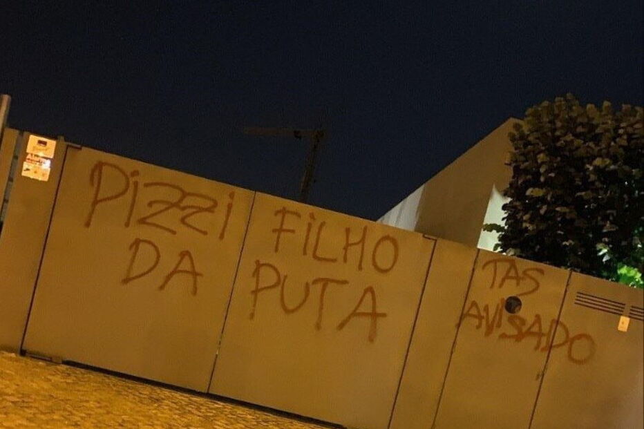 Casas de jogadores do Benfica grafitadas com ameaças