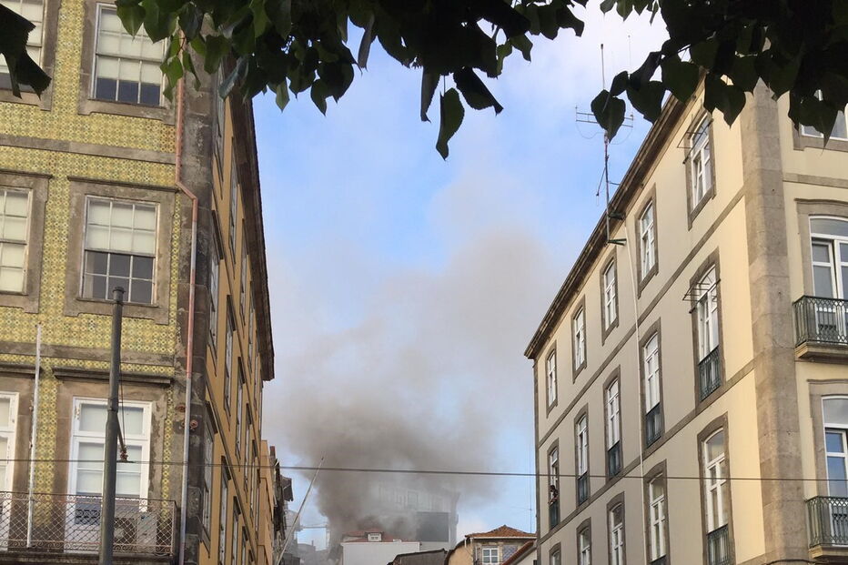Incêndio em habitação junto ao Palácio da Bolsa, na zona histórica do Porto