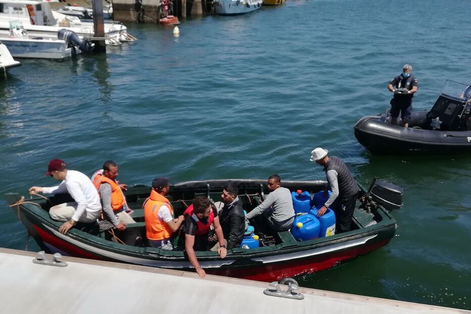 Barco com sete marroquinos intercetado na costa em Olhão