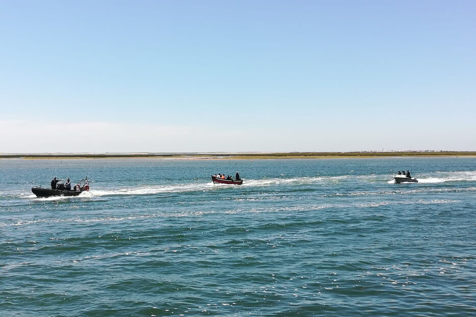 Barco com sete marroquinos intercetado na costa em Olhão